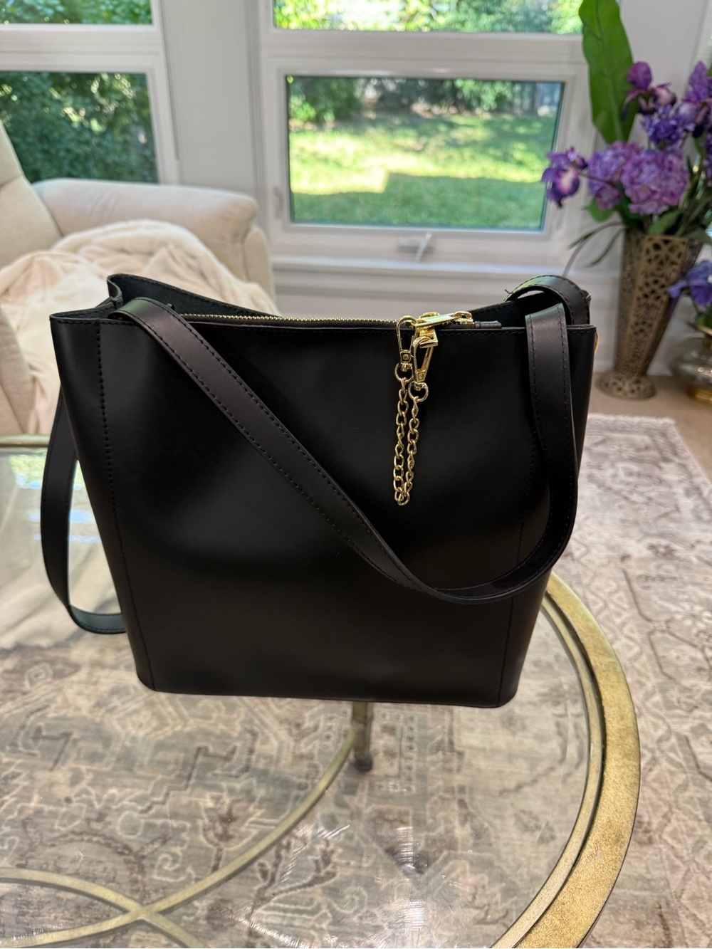 New Ron white structured Black Shoulder Bag with Gold Chain Accent